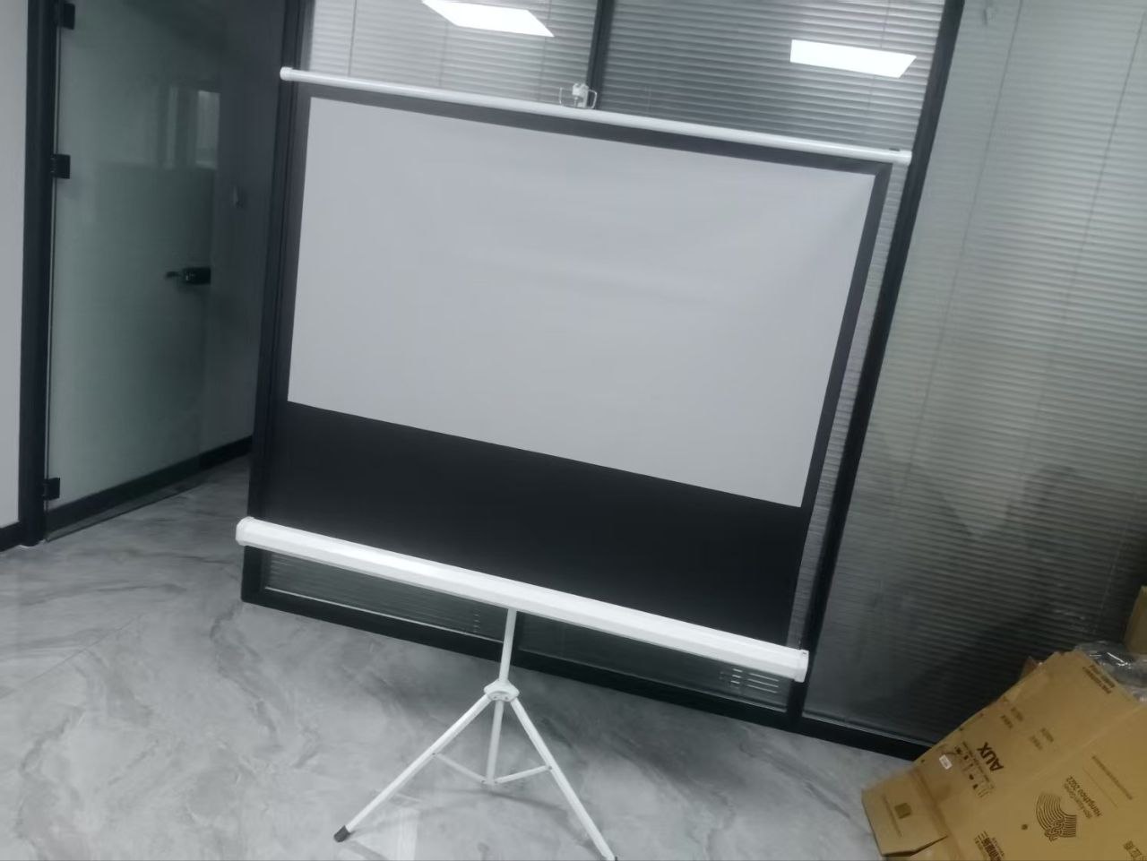 Manual Pull-Down Screen